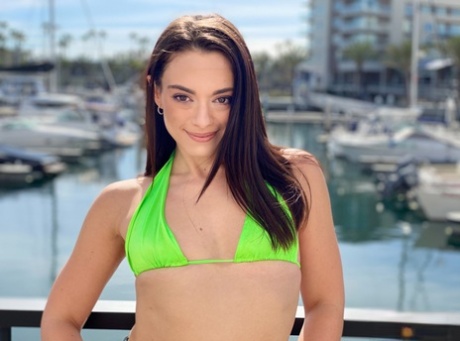 La morena Sophia Burns modela un bikini antes de una mamada lamiendo el culo