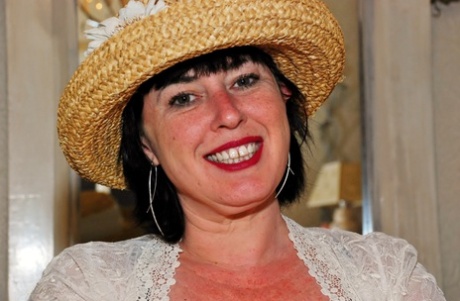 La mayor británica Juicey Janey saca sus grandes tetas naturales con sombrero de paja
