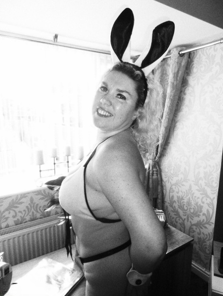 Barby, amadora madura, liberta as suas mamas e rabo grandes da roupa de cosplay