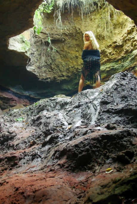 La rubia Quinby B posa desnuda en un sumidero