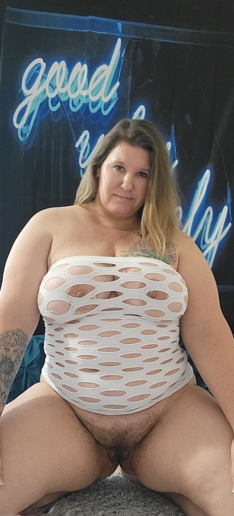 Fed amatør Busty Kris Ann finger spreder sin naturlige fisse under solo action