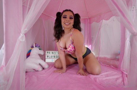 Knubbiga Latina tjejen Luna Leve blir naken på en säng medan sport pigtails