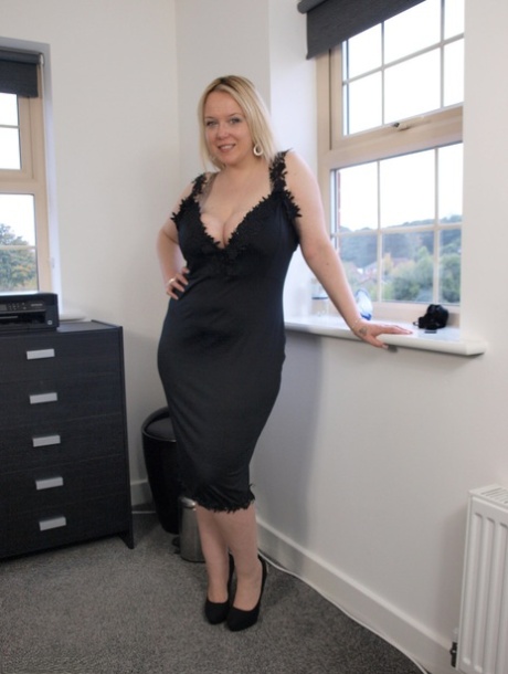 Den overvægtige britiske blondine Sindy Bust smider den sorte kjole og lægger sig nøgen på en seng