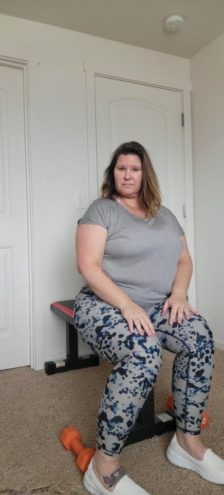 A amadora obesa e mamalhuda Kris Ann fica nua enquanto faz exercício em casa