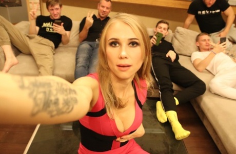 Blond amatør tar en selfie før hun blir gangbanged i strømpebånd og nylonstrømper