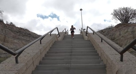 Brunette chick Dulce Katy plast op een gevecht van openbare trappen