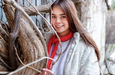 La mignonne brune ukrainienne se transforme en une séduisante vamp devant votre...