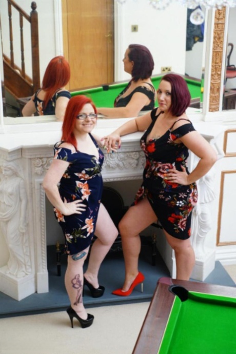 La ragazza amatoriale Mollie Foxxx e la sua fidanzata lesbica giocano a biliardo in lingerie