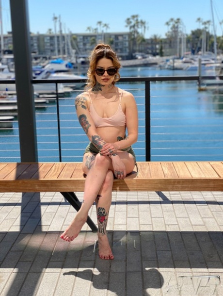 Tetovaná dívka Vanessa Vega modeluje v přístavu před hardcore POV výstřikem