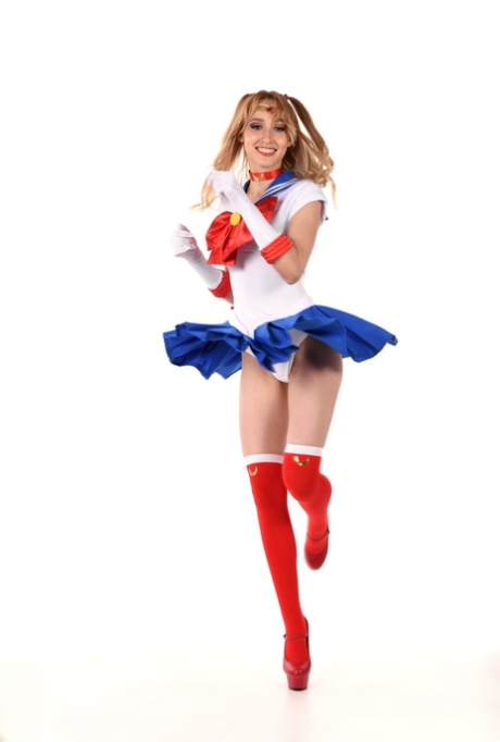 Solistka Kelly Collins tańczy w stroju cosplay, a następnie bawi się swoją cipką