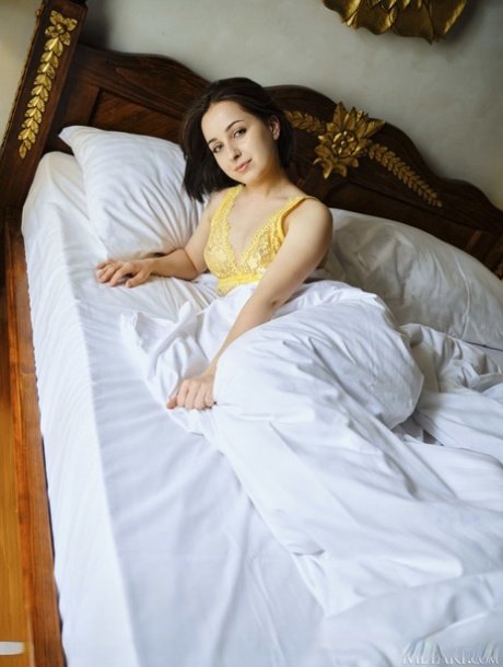 La giovane bruna Alin Luxe mostra la sua figa paradisiaca dopo essersi spogliata