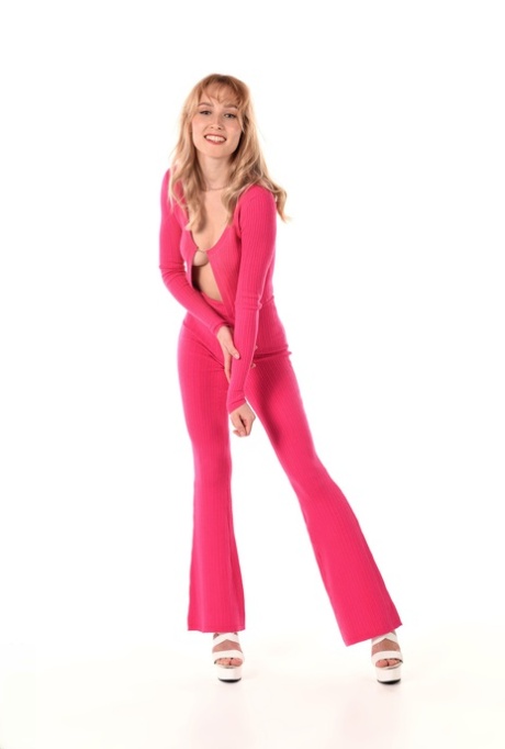 La sexy MILF Kelly Collins se quita la ropa rosa antes de juguetear con su coño