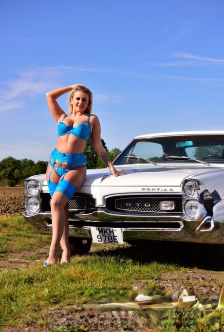 Het Britse solomeisje Lycia Sharyl toont haar geweldige tieten voor een oude Pontiac