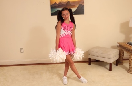 La cheerleader bruna Dakota Tyler mostra la sua flessibilità prima di spogliarsi