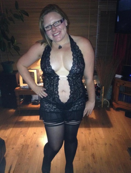 La madura amateur Mollie Foxxx expone su cuerpo con sobrepeso tras una indecencia pública