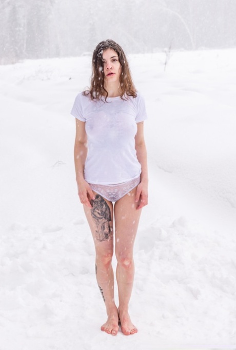 Vika attachée dans la neige PhotosPieds nus, Bondage, Fétichisme