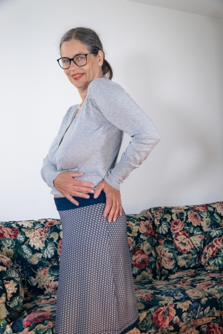 Madurita tetona La tetona Tina se desnuda en un sofá con las gafas puestas