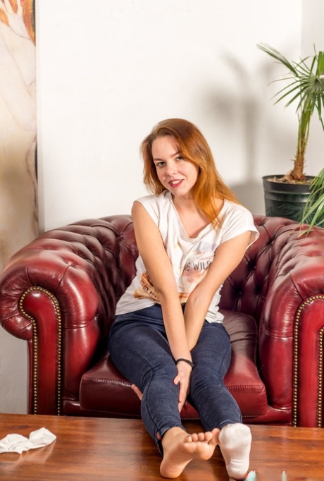 A ruiva natural Lera Candy exibe as unhas dos pés pintadas de fresco enquanto está nua