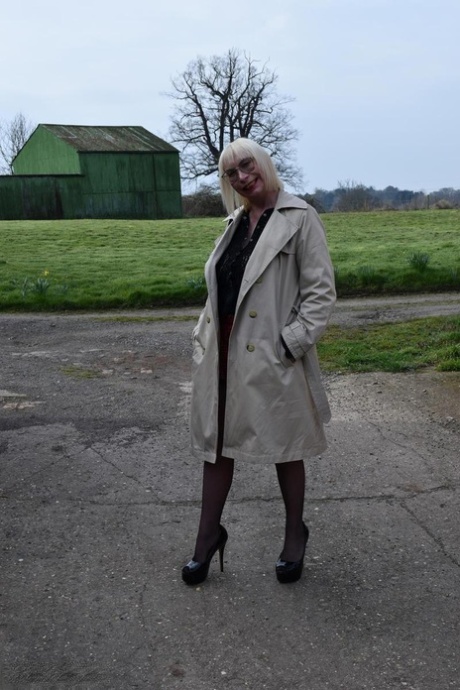 Dojrzała blondynka ekshibicjonistka Barby Slut publicznie pokazuje swoje duże cycki i cipkę