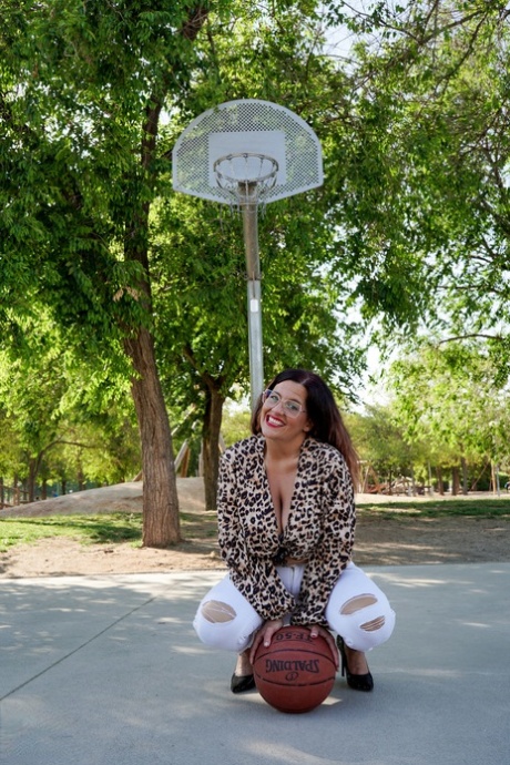 La tetona Lya Lips hace anal con un jugador de baloncesto