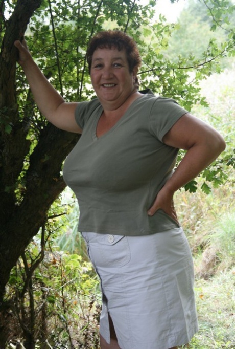 Reife BBW Kinky Carol zieht sich in einer bewaldeten Umgebung bis auf ihre Unterwäsche aus