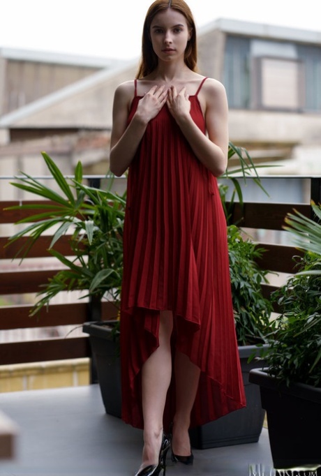 Wunderschöne Teenagerin Loren Sun zieht ein rotes Kleid aus und geht splitternackt