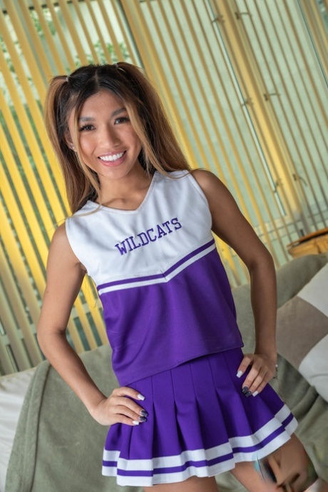 Asiatische Cheerleaderin Clara Trinity wirft ihre Uniform ab, bevor sie einen Schwanz reitet