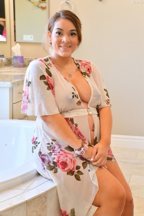 Zwangere chick Violet Smith masturbeert met seksspeeltjes tijdens het baden