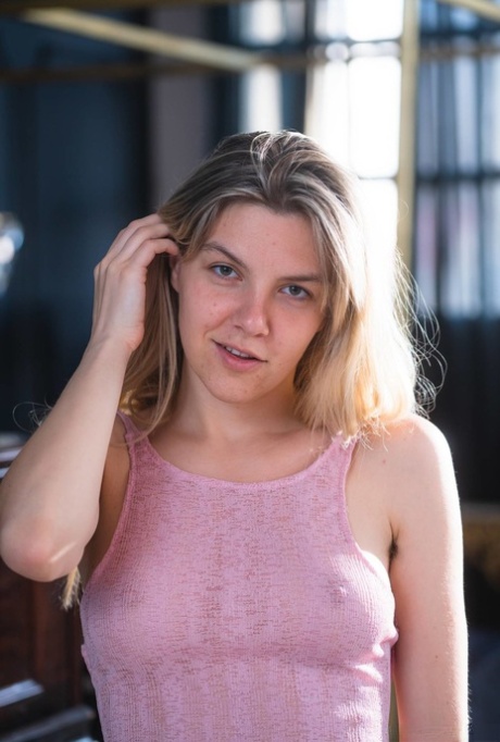 Blonďatá teenagerka Mischa Wren odhaluje své plné křoví před masturbací