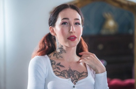 Den tatoverte brunette-tenåringen Esluna Love masturberer med vibrator i hvite nylonstrømper