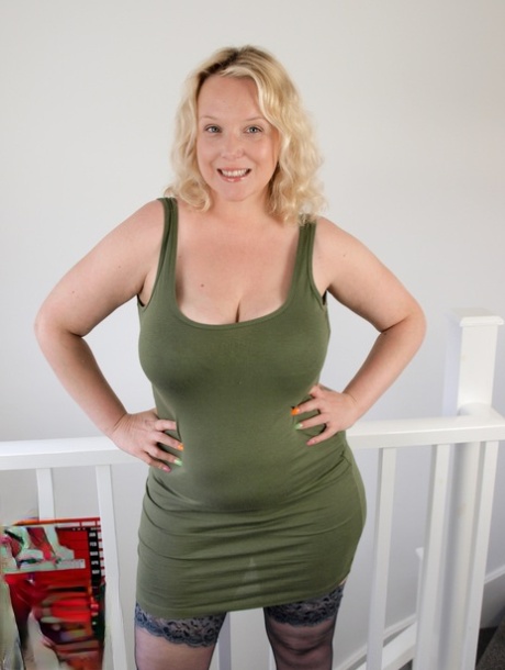 Fat UK blonde Sindy Bust ditches her dress to go nude in stockings and heels