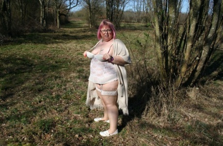 Ожиревшая женщина Лекси Каммингс кончает на свою большую задницу после BJ на открытом воздухе