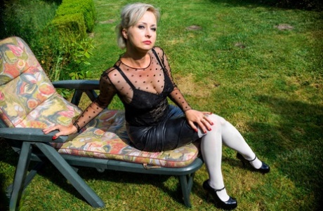 Stara platynowa blondynka Nikita Wanilianna masturbuje się na leżaku na podwórku