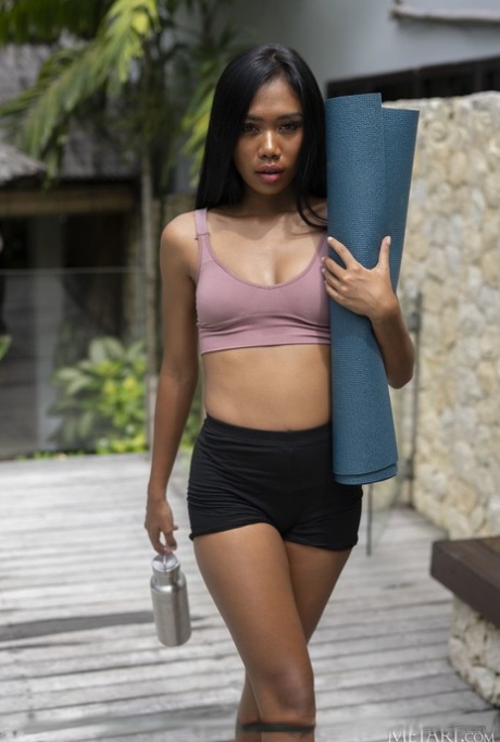 Zierliche indonesische Teenagerin Sheeiziss duscht nach dem Nackttauchen