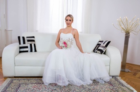 Blonde bruid Anna Khara heeft seks met de bruidegom en een fotograaf tegelijk