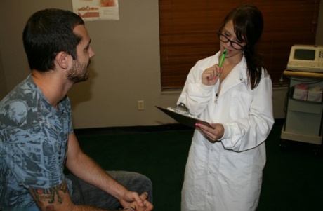 Jenna Jaded, médecin rousse, se met torse nu avant de faire une branlette.