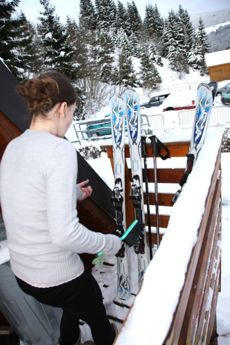 Une jeune fille aux longues jambes se masturbe en chaussettes blanches dans un chalet de ski.