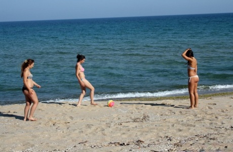 2 jung aussehende Mädchen masturbieren nach dem Oben-ohne-Gehen am Strand