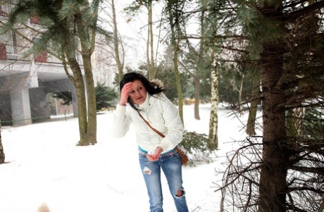 Une adolescente brune prend une éjaculation externe après avoir été ramassée en marchant dans la neige.