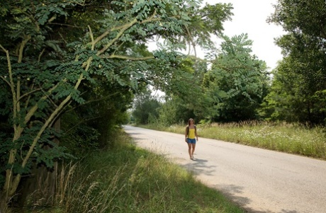 Teenager-Mädchen beim Wandern im Wald masturbiert für bf, bevor sie nackt auf der Straße posiert