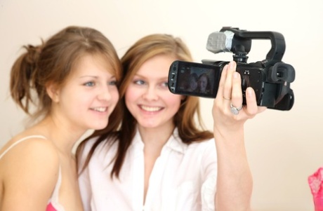 Tenåringsvenninne med små pupper blir overtalt til å fingre med fitta foran kameraet