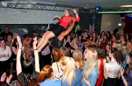 Meisjes worden wild van mannelijke strippers op een uit de hand gelopen vrijgezellenfeest