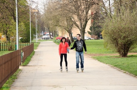 Une petite adolescente aux cheveux noirs se fait sauter après une journée de roller.