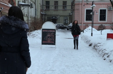 少女在外面寒冷的雪地上进行火热的女同性恋性行为