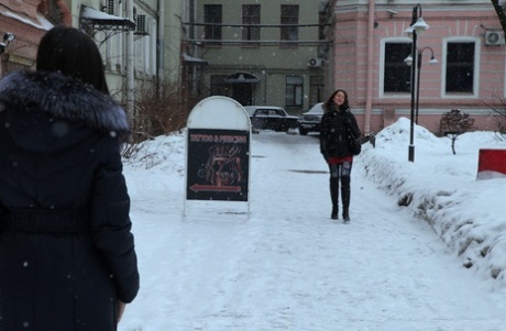 As adolescentes fazem sexo lésbico quente enquanto está frio e nevado lá fora.