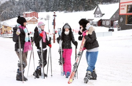 Jonge sneeuwhazen hebben een meiden orgie na een dag op de piste