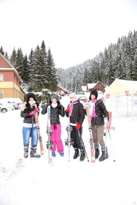 Quattro ragazze adolescenti provano per la prima volta il sesso lesbico dopo essere state sulle piste da sci
