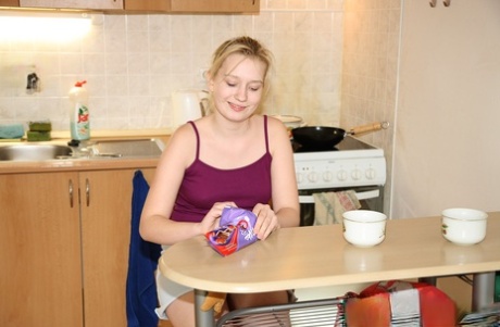 Una bionda appena maggiorenne si sditalina la fessura stretta sul pavimento della cucina