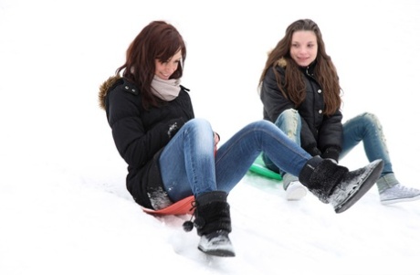 Jóvenes lesbianas se lamen y se meten los dedos en los coños después de un día de trineo en la nieve