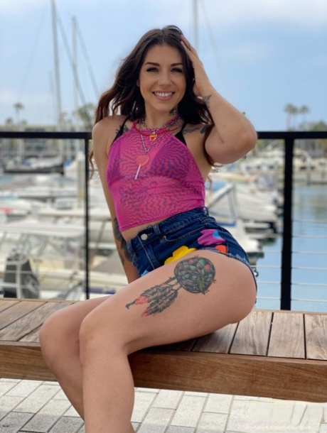 Tatuerade Brenna Mckenna visar upp badkläder i en marina innan hon blir avsugen i POV